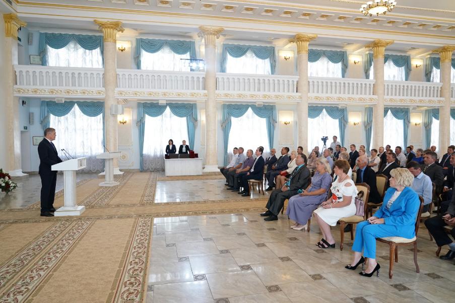 Глава Башкортостана вручил государственные награды работникам строительного комплекса республики