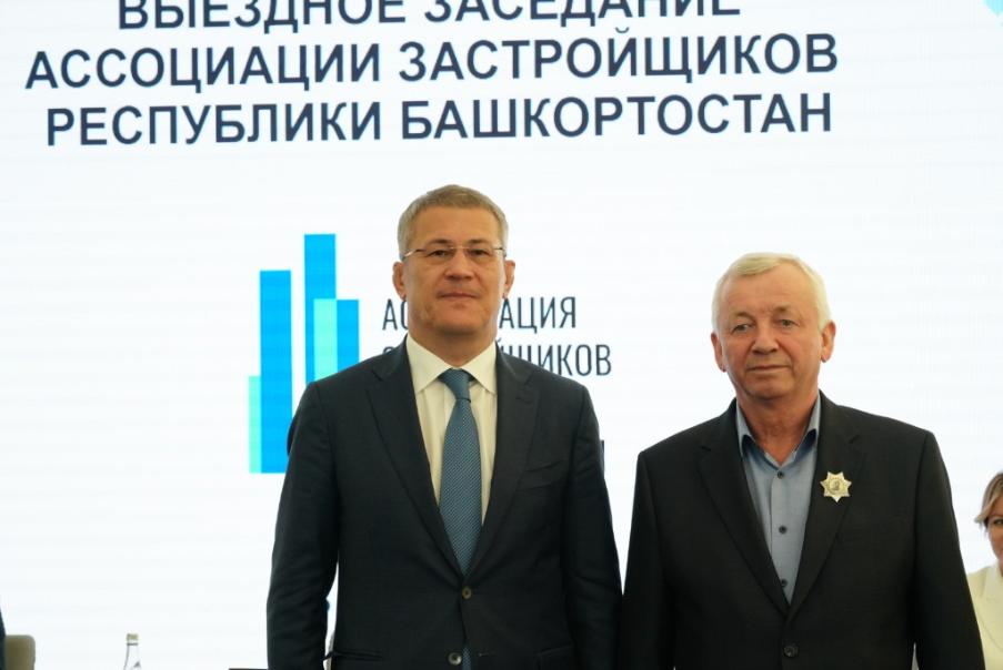 Глава Башкортостана вручил государственные награды передовикам строительной отрасли региона
